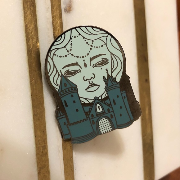 ✨2/$15-Enamel Pin with Castle and Face Design - Picture 2 of 6